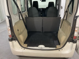 商用車ならではの広大な荷室です。開口部も大きいので荷物の出し入れもスムーズです。