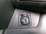 電動格納式ミラーなので、対向車などとのすれ違い時にも便利です。また、ドアロック連動で自動格納します。