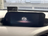 【8.8インチマツダコネクト】車内の雰囲気にマッチした大型のディスプレイ。スマホ接続でのナビ使用やBluetooth再生等、様々な機能が楽しめます。直感的なダイヤル操作が可能で、使い勝手も良好です。