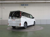 50センチという低い位置から大きく開くバックドア。自転車なども楽に乗せられ、腰かけるのにも、ちょうどいい高さです。