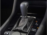 【シフトレバー】シフトもとても操作しやすいデザインになっております。運転する人の事を第一に考えた操作性の高い仕様です。