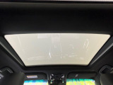 【調光パノラマルーフ】車内の解放感が一気に上がる大型パノラマルーフに調光機能がプラス!日差しが強い時、シェードを閉めなくてもガラスの透明度を調整することで心地よい明るさに♪