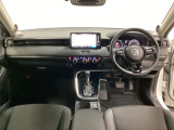 車内は光触媒抗菌消臭施工済です。スタイリッシュなデザインでスポーティなインパネ周りを演出します。グローブボックスやカップホルダーのほかにトレーなどたくさんの収納スペースが付いています。