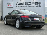 Audiのリヤディフューザーは、車両の後方での空気の流れを整え、乱流を減少させることで、走行安定性を向上させます。またスポーティで洗練された外観を提供し、全体のスタイルに一体感を持たせます。