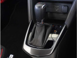 【シフトレバー】シフトもとても操作しやすいデザインになっております。運転する人の事を第一に考えた操作性の高い仕様です。