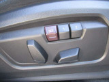 運転席メモリー付きフロント電動シート装備。