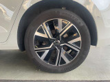 215/55R17モビリティータイヤにHighLine専用アルミホイールを装備。