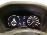 ハイブリット車専用のメーターです。右側の大型スピードメーターに加え、ステアリングスイッチを使って左のマルチインフォメーション・ディスプレイで燃費や動力伝達などの情報が見れるようになっています。