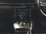 シフトレバーの奥に見えるのは、エアコンの操作パネルでとっても使いやすいですよ♪ハンドル&シートヒーターの調節もできます。