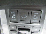 電動スライドドアのスイッチです。車内からもスイッチひとつでラクにドアの開閉できますよ♪バックドアも電動で開閉出来ます!