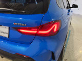 L字型リアコンビランプ:BMWの伝統的なデザインのひとつです。夜間でも誰が見てもBMWとわかる印象的なデザイン。