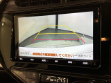 リバースギアに入れるだけで後方の表示へ切り替わります。夜間や雨の日の駐車も楽になりますよ。