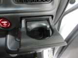 運転席側の手の届きやすい位置にドリンクホルダーが付いています。