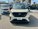 電気自動車の軽だから、運転ラクラク!力強い加速は軽ターボ車の約2倍!スムースな発進で運転が楽しくなる。自宅でカンタン充電。街乗りも余裕の航続距離。家充電なら8時間で100充電。フル充電で約180km走行可能。