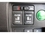 乗り降りラクラクな両側パワースライドドアが装備されてます。運転席からもリモート操作が可能です。外からはリモコンキーで開閉することができます。巻き込み防止機能もありますので安心です。
