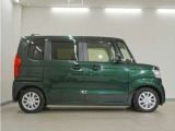 リアには左右スライドドアを採用。狭い駐車場でも開閉しやすく、強風の日でもドアが煽られにくくなっております。小さなお子さまやご年配の方も安心して乗り降りできます。