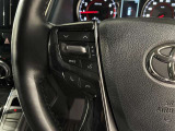 ステアリングスイッチ付きで、運転中に視線を前に向けたまま操作できます。