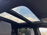 車内に明るい光を取り入れたり、換気にも使ってもらえる、サンルーフを装備しています。