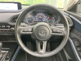 インテリアに合わせたデザインのステアリングは、運転される方のことも考え、運転しやすい形状、大きさです。是非一度、実際に触ってお確かめください。