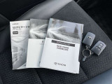 メンテナンスノートおよび備え付けのカギの画像になります。これまでの点検・整備履歴が確認できるメンテナンスノートが揃っており、車両の管理状況が分かりやすくなっています。