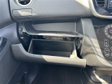 【グローブボックス】大容量のグローブボックスです!!車検証ケース他、日頃使う小物類の収納スペースもたくさんあります!