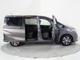Honda独自のセンタータンクレイアウト、低床設計で床が低くドアも大きく開きますので、女性やお子様、ご年配の方にも一段と乗り降りがしやすくなっています。