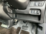 駐車ブレーキは足踏み式です