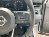 【プロパイロット】高速道路のロングドライブをアシスト。アクセル・ブレーキを制御し前方車との車間距離を保ち、ハンドル操作を制御アシストし走行車線を維持します。