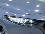 【LEDヘッドライト】悪天候や夜間走行時も良好な視界を確保し安心して運転できる高輝度LEDヘッドライトを装備!点灯速度が早く、消費電力も抑えられています。