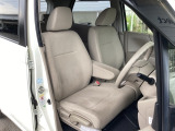 【ベンチシート】運転席と助手席の移動もスムーズ!狭い駐車場での乗り降りや、お子様の乗り降りにも便利です。座席の間にコンソールボックスやドリンクホルダーがないため、車内空間が広く感じます。