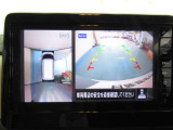 アラウンドビューモニターは4方のカメラで真上から車を見たようにモニターで確認ができます。周辺の安全確認、小さなお子様や障害物も目視で確認できるので駐車のしやすさだけでなく、事故防止にも役立ちます。