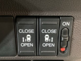 【両側パワースライドドア】両側がパワースライドドアになっており、運転席のスイッチやスマートキーでも開閉が可能です!開口部も広いので乗り降りも楽々♪