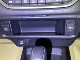 スマートフォンなどの充電に便利なUSBジャック。運転席からも助手席からも使いやすいです。