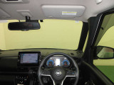 ドライバー目線で、使いやすく安全操作性と良好な視界を実現した運転席です。