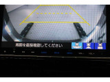 バックをするとき自動でリアの様子が映る『リアカメラ』付き!ナビ画面で確認しながらバックができ、ガイドラインで距離感がつかめるので後ろの壁も安心ですね。でも、周りへの目視も忘れないでくださいね!