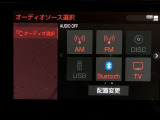 AM/FMチューナー、Bluetooth接続、USB入力、スマートフォン連携機能を標準装備!TVオプションも申し込み済み。フルセグTV視聴が可能です。機能の詳細は展示店舗までお尋ねください。