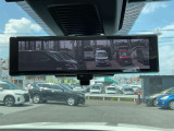 インテリジェントルームミラーです。人や物で視界が遮られてても、車体後部のカメラ映像に切り替えることにより、クリアな後方視界を実現しています。