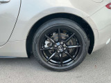 純正ホイールが車を引き締めてくれています♪タイヤの残り溝もバッチリ♪
