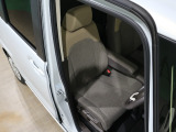 程よい硬さとホールド性が高いシートで長時間運転も快適です。