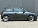 【ショールーム】ショールーム内にも車両を展示し、MINI好きなお客様にとって居心地のよい空間づくりを行っております。見学だけでも結構ですので、インターパークでのお買い物がてらぜひご覧にいらしてください。