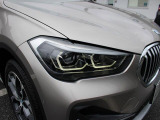 BMWの伝統的なヘッドライト・デザインは『コロナ・リング』と言われる左右4灯ヘッドライトをモチーフにしています。キドニーグリルと相まって、ひと目でBMWだとわかるデザインになっています。