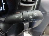 スイッチをオートに設定しておけば、車外の明るさに応じて自動的にヘッドランプを点灯・消灯します。夕暮れ時やトンネルの続く山道などを走行する時に便利なコンライトを装備しています。