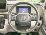 インテリアに合わせたデザインのステアリングは、運転される方のことも考え、運転しやすい形状、大きさです。是非一度、実際に触ってお確かめください。