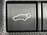 【パワーバックドア】スマートキーや運転席のボタンを押すだけでリアゲートが自動で開閉します!荷物を持っている時や、高い位置にあるバックドアを閉める際に便利な機能です♪