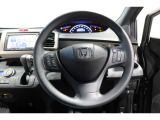 運転中もハンドルでの操作が可能です。特に高速道路等の目が離せない運転時には、便利さだけでなく、安全性も兼ね備えております。