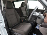 運転席のスペースはゆったりしていて、視界も広く確保されているので普段の運転からロングドライブまで快適です。