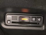 ハンドルの左下にETCがついています。高速道路の料金所の通過も楽々です。 カードの取り出しもしやすい場所についています。