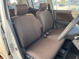 運転席まわりには十分なスペースがあり、大柄な方でもゆったり運転していただける環境です。