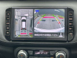 アラウンドビューモニターです。4つのカメラからの映像を合成・処理することで空から見下ろすような視点で周囲を確認でき、駐車時のクルマの位置確認がスムーズになります。