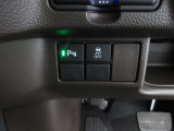 パーキングセンサーや横滑りを防ぐVSA等のスイッチ類は運転席の右側、手の届きやすい位置にあります。